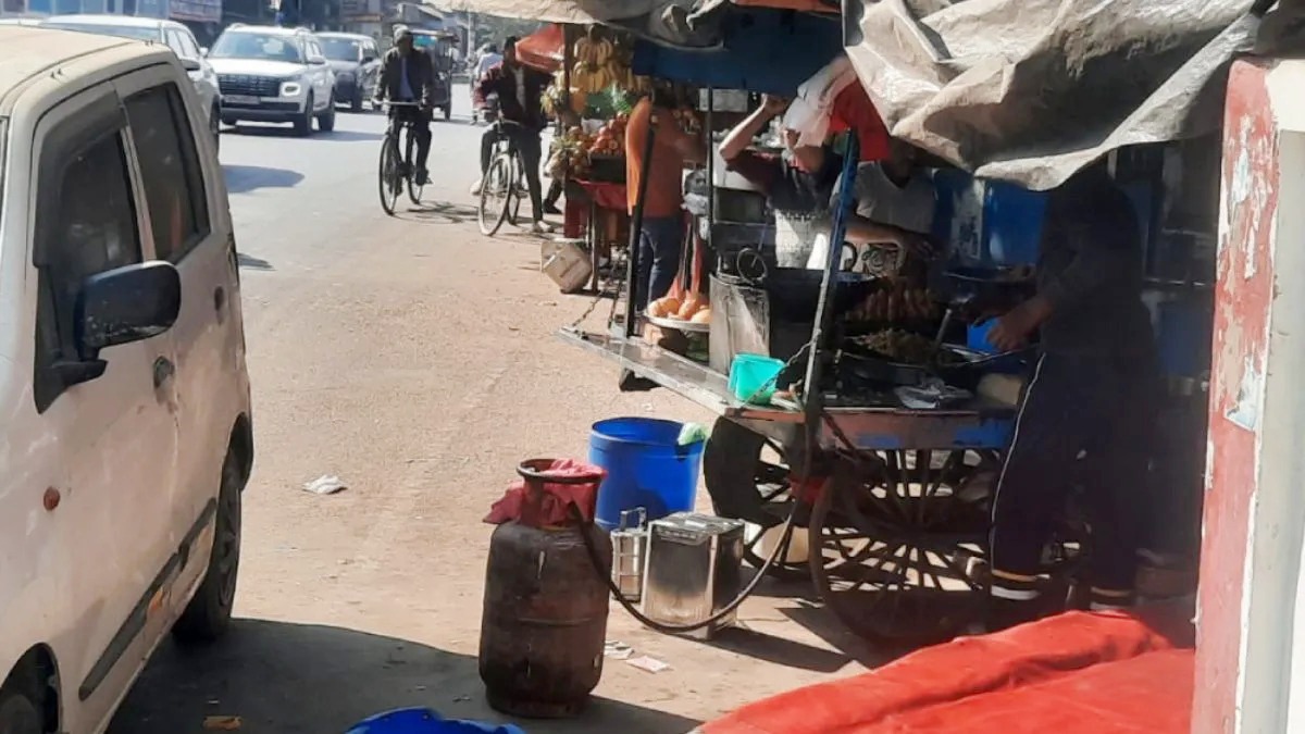 Mainpuri News:दुकानों पर इस्तेमाल किये जा रहे घरेलू गैस सिलेंडर मैनपुरी में घरेलू सिलेंडरों की कालाबाजारी का खुलासा