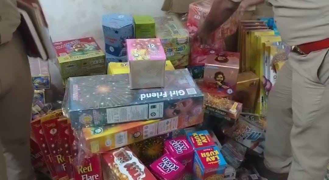 Agra News:अवैध पटाखा कारोबारियों पर सख्ती, दो बड़ी छापेमारी