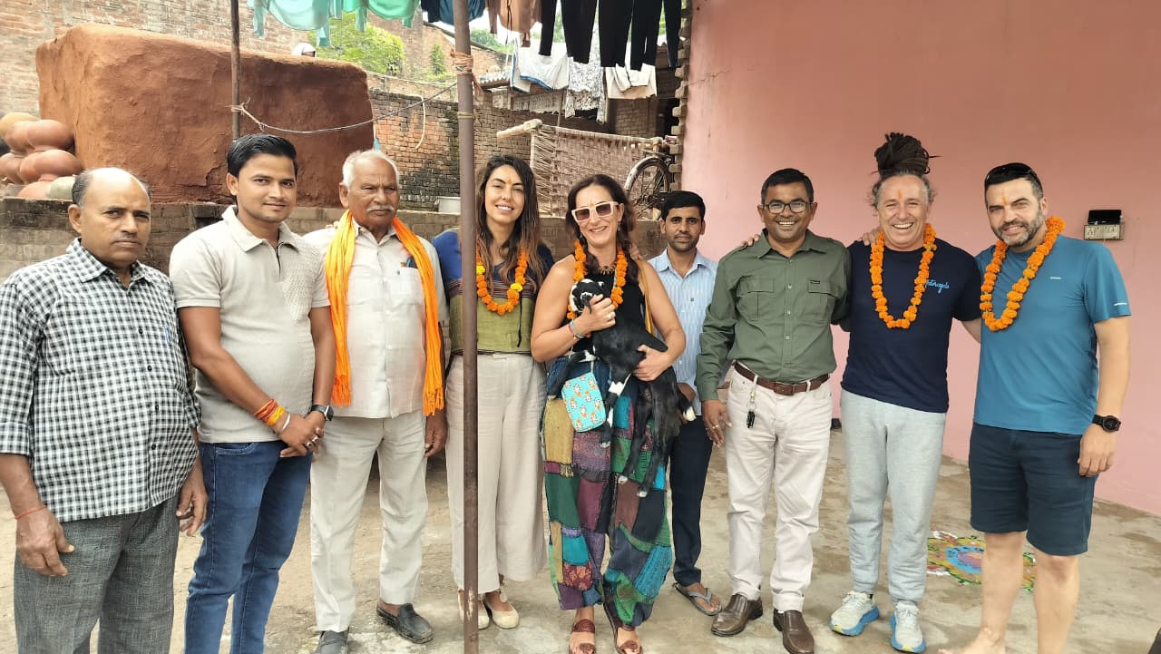 Mainpuri News:भावंत पहुंचे विदेशी पर्यटकों ने की भगवान शिव की पूजा अर्चना