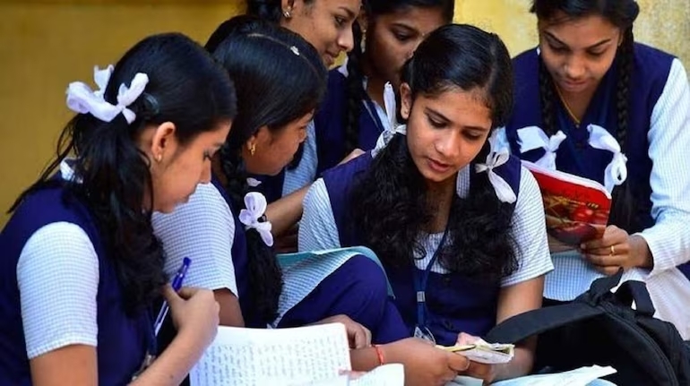 मैनपुरी-आसमान में छाए रहे काले बादल, मौसम हुआ सुहावना