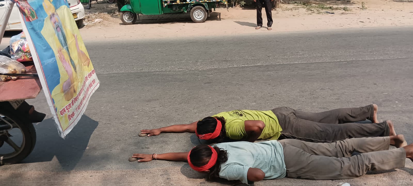 Mainpuri News:संत प्रेमानंद महाराज के दर्शन को दंडवत यात्रा पर श्रद्धालु