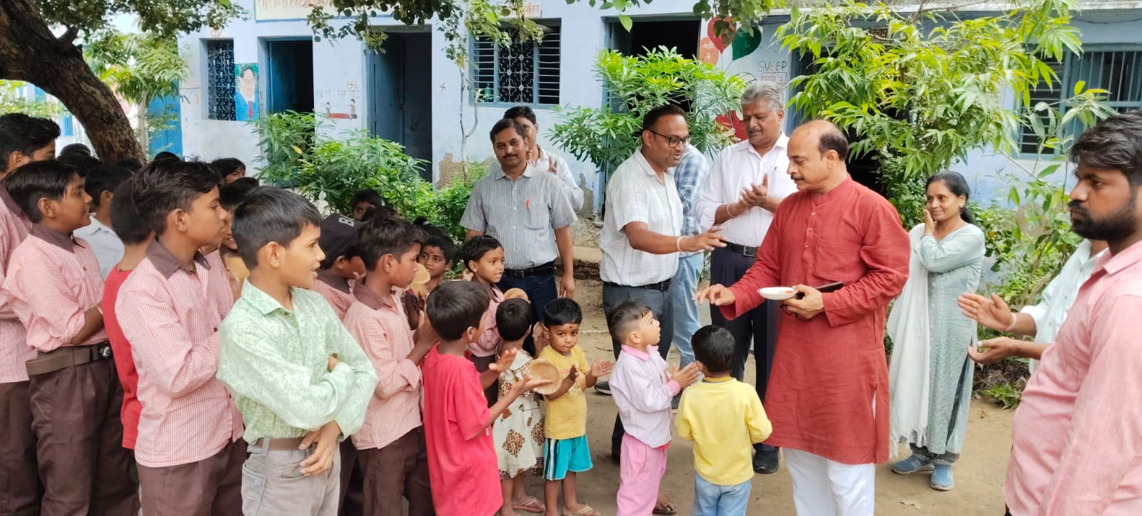 Hathras विद्यालय खुलने पर तिलक कर किया बच्चों का स्वागत