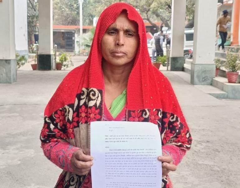 Mainpuri News:महिला के मकान पर दबंग करना चाहते अवैध कब्जा पुलिस के सुनवाई न करने पर एसपी से लगाई गुहार