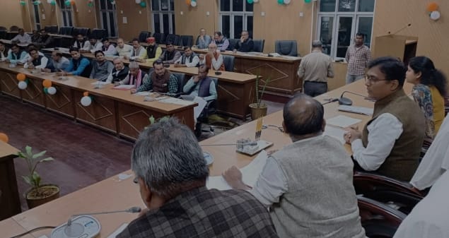 Mainpuri News:जिला निर्वाचन अधिकारी ने विभिन्न राजनैतिक दलों के साथ बैठक की आयोजित