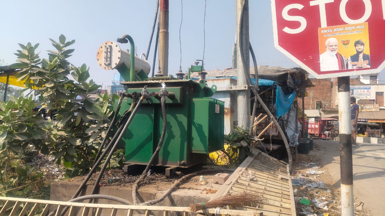 Mainpuri News:शमशेर गंज पुलिया पर रखा ट्रांसफार्मर दे रहा भयानक हादसे का निमंत्रण