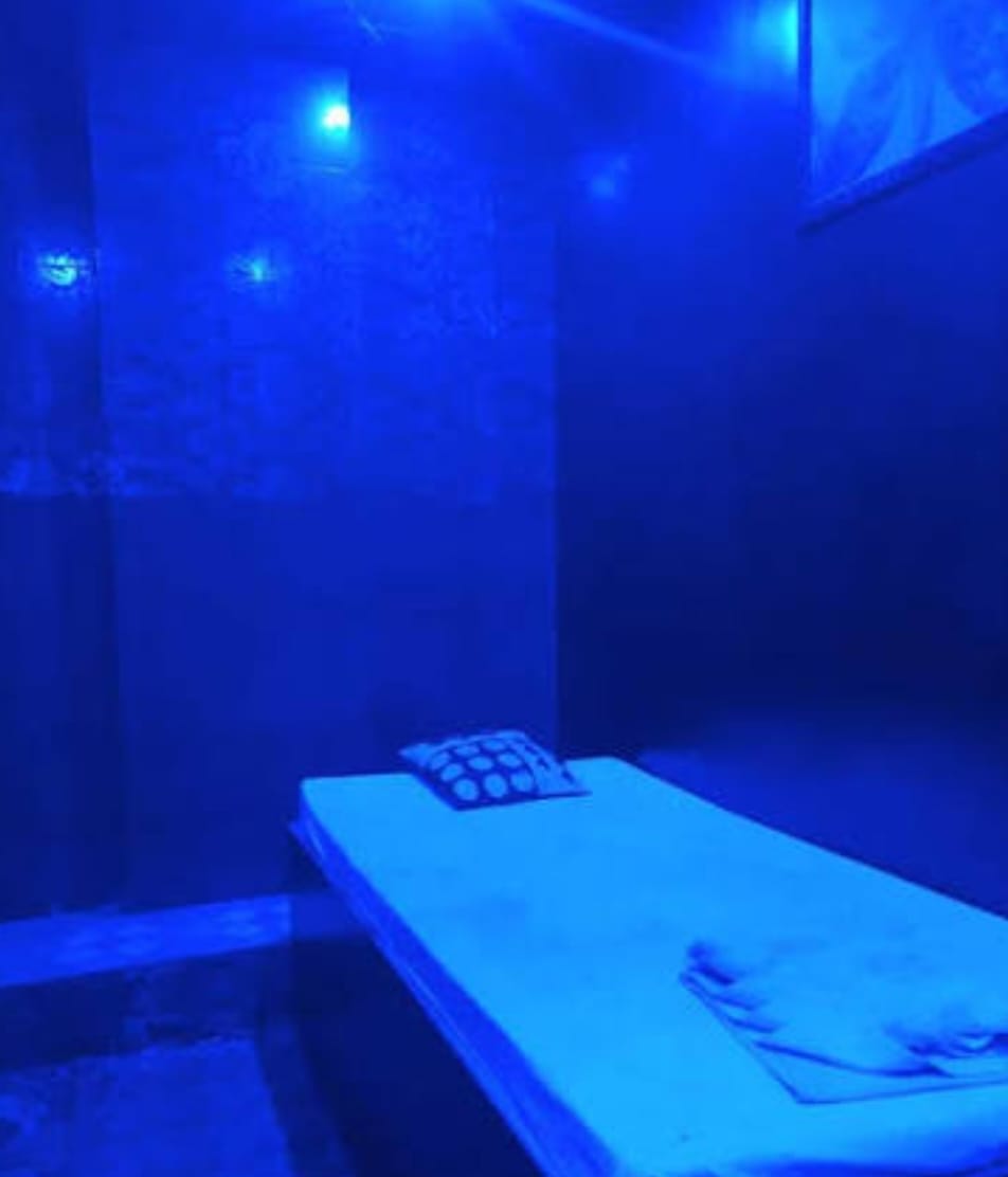 Agra News:आगरा में रंग बिरंगी लाइटों के बीच हसीनाओं की कैटवॉक... स्पा सेंटरों की आड़ में हो रहा खुलेआम देह व्यापार