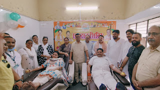 Hathras News:प्रधानमंत्री मोदी के जन्मदिन पर सेवा पखवाड़ा: भाजपा अध्यक्ष ने रक्तदान कर किया योगदान