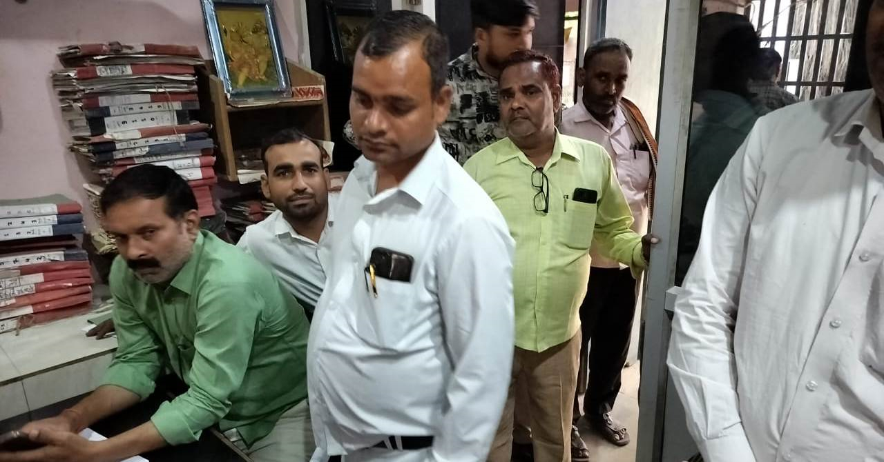 Mainpuri News:बैनामा रजिस्टर्ड कराने में अधिवक्ता और लेखक परेशान