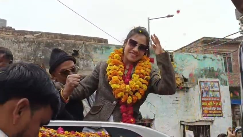 Mainpuri News:गोल्ड मेडल जीतकर लौंटी खुश्बू नंदा का भव्य स्वागत निषाद समाज के लोगो ने तिरंगा हाथ में निकाली यात्रा
