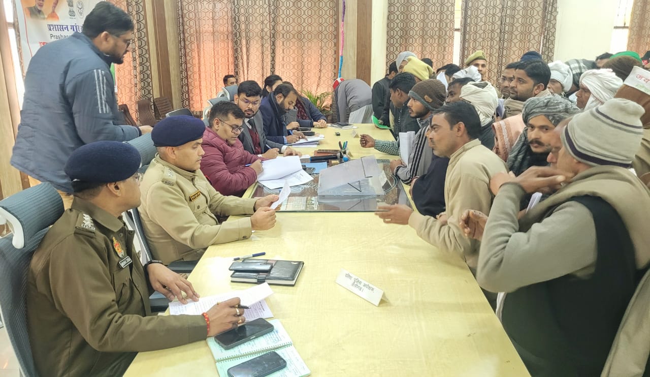 Alighar News:डीएम ने तहसील में लगाया जनता दरबार, संपूर्ण समाधान दिवस में फरियादियों को मिली राहत