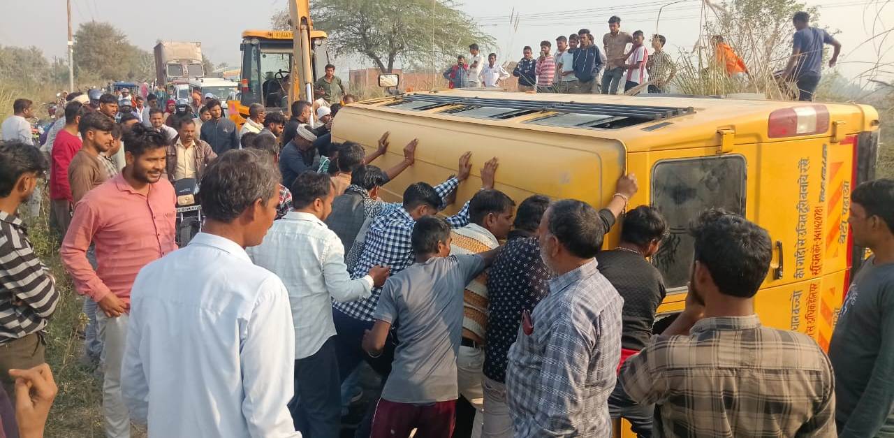 Mainpuri News:बीच सड़क पर अनियंत्रित होकर पलटी स्कूली बस कई स्कूली बच्चे घायल